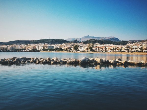 Peut-on trouver une location de vacances en Crète avec des cours de cuisine méditerranéenne et des visites de ruines antiques?